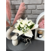 Kompozycja piankowych tulipanów w ceramicznym czarnym wazonie